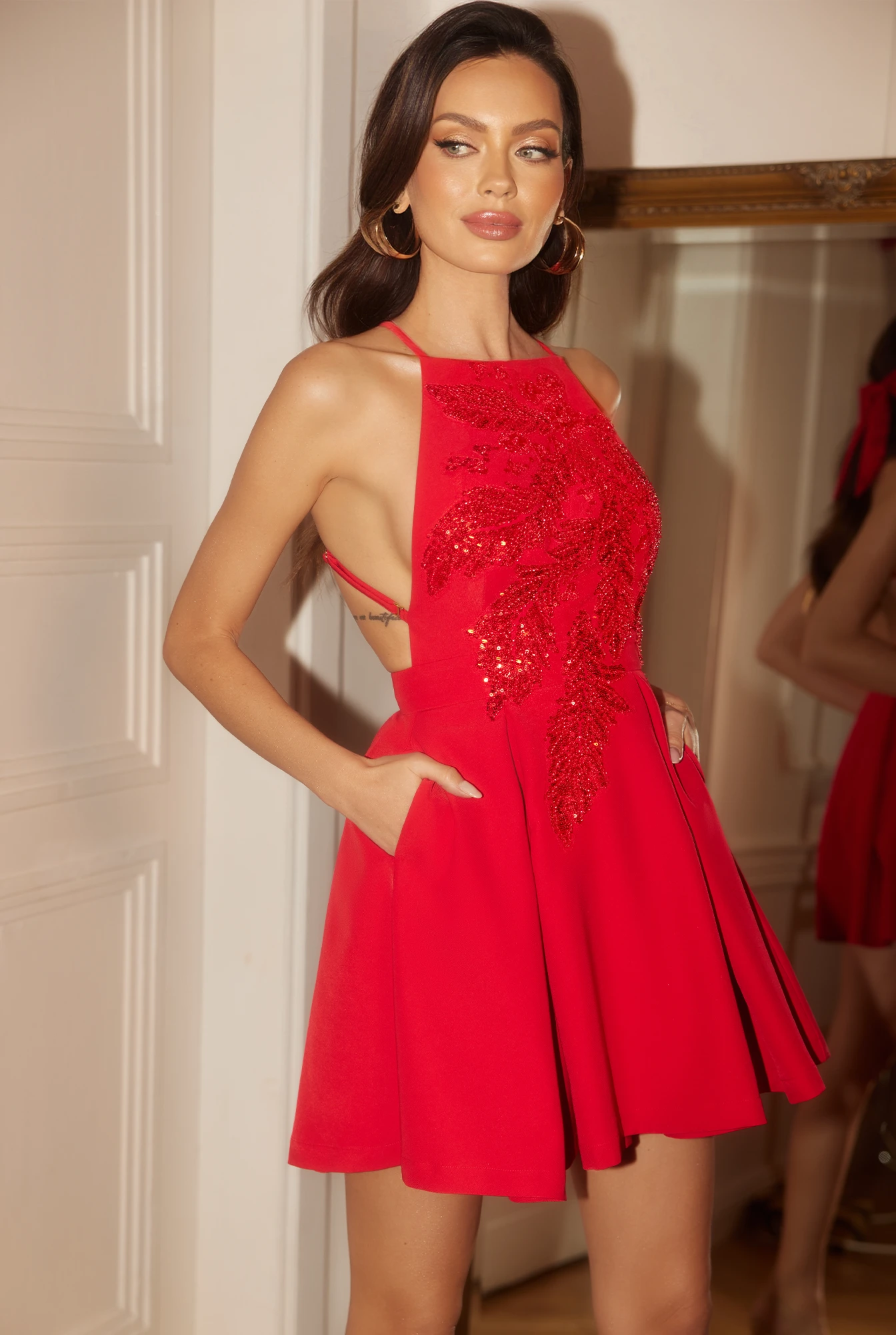 Renesme - Elegancka Czerwona Sukienka na Ramiączkach z Odkrytymi Plecami
