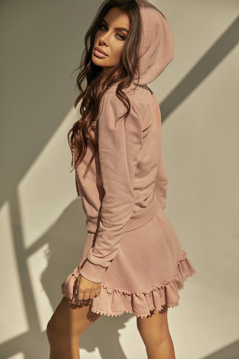 Komfortowy dresowy komplet Ksenia w różowym kolorze spódniczka i bluza z kapturem