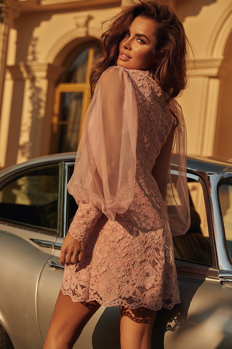 Piękna różowa koronkowa mini sukienka Peyton koronkowa ze stójką i tiulowym rękawem