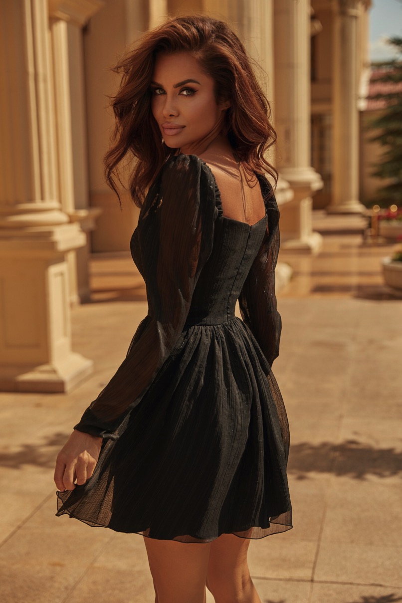 Czarna mini rozkloszowana sukienka Pasola podkreślająca talię i biust
