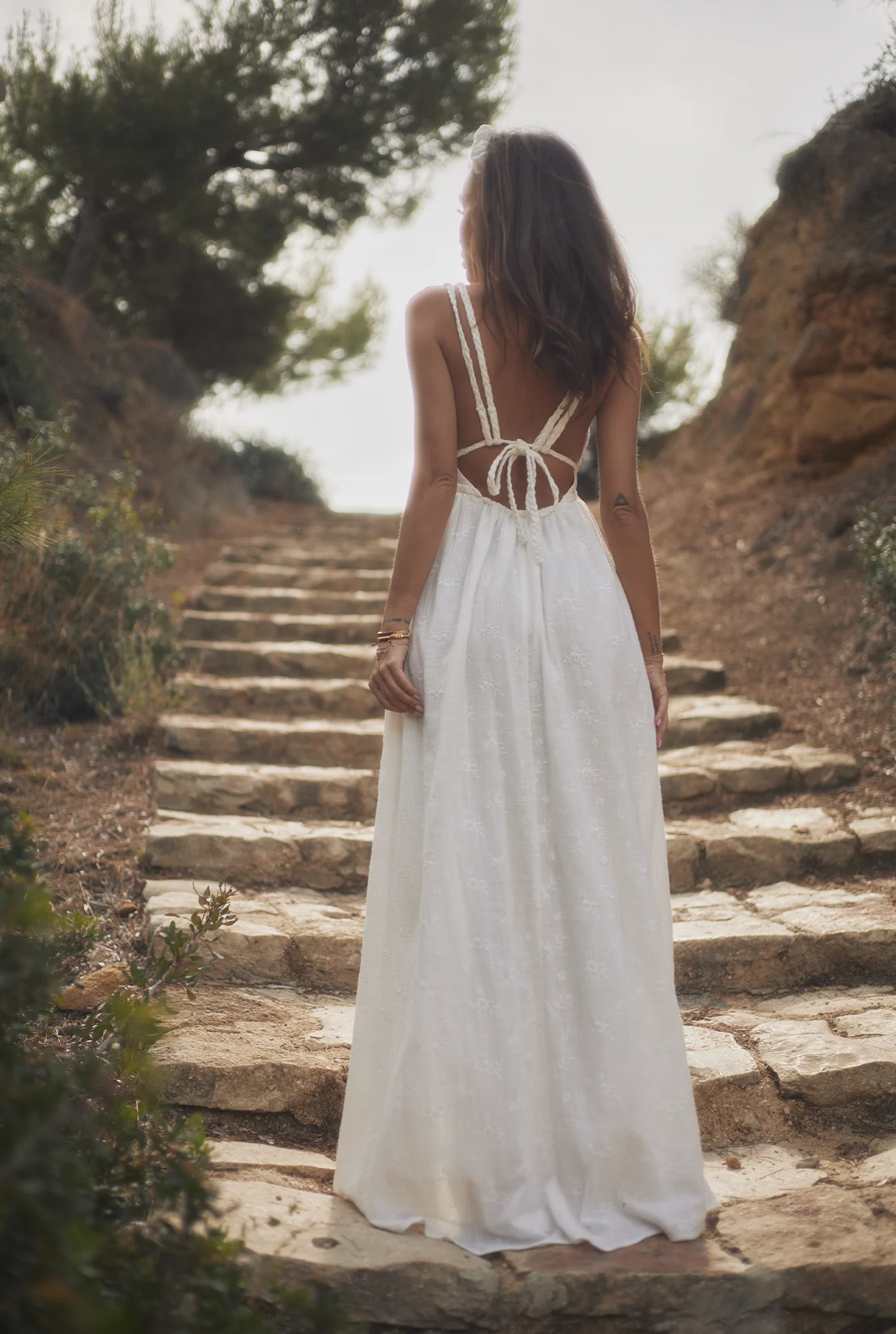 Sukienka boho na wesele – stylizacje na rustykalne wesele latem