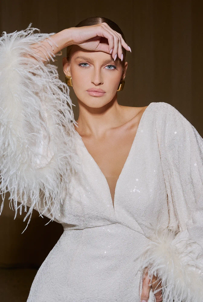 Twoja Sukienka Boho Jesienią i Zimą: 7 Sprawdzonych Stylizacji z Botkami, Swetrem i Płaszczem