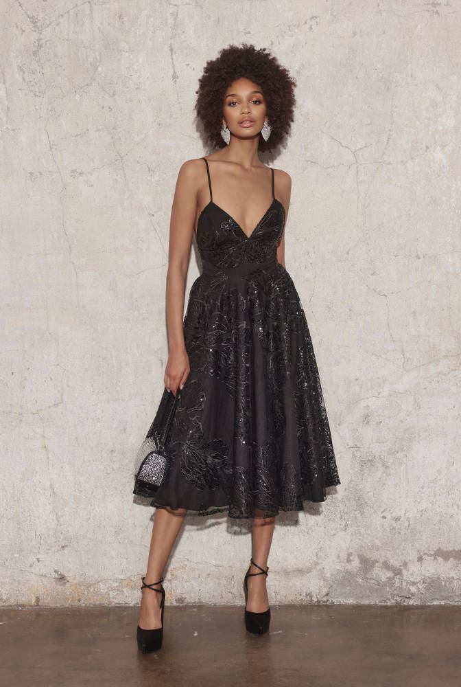 Lynn - urokliwa koronka w formie midi