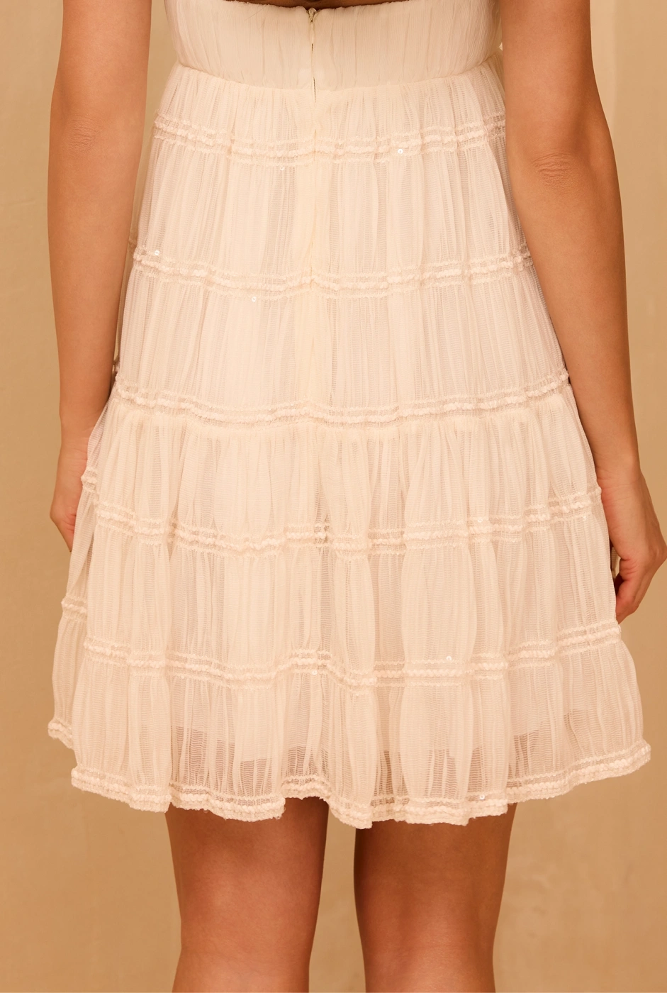 Rumi - zwiewna sukienka mini w piaskowej tonacji