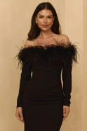 Meryl - Czarna elegancja z piórami