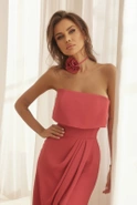 Irmina - Satynowa elegancka suknia w rubinowym kolorze z ozdobnym chokerem