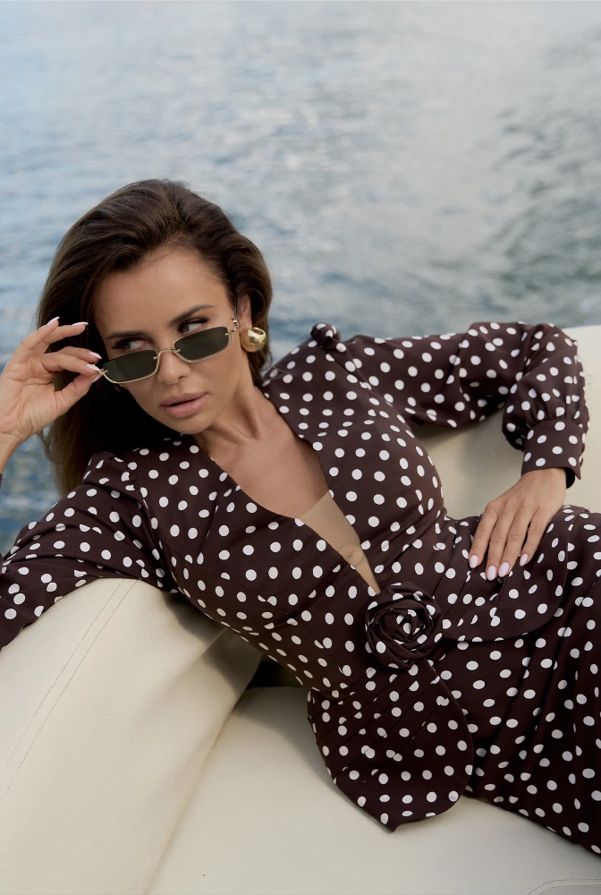 Zakija - brązowa sukienka mini z baskinką