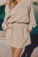 Hanako - Bawełniany Komplet Dresowy z Bluza V-neck i Spódniczką z Wszytymi Spodenkami