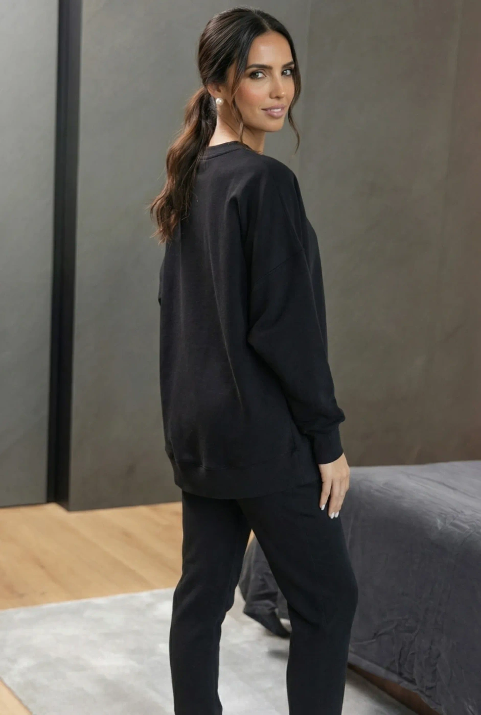 Saura Black - lekka, wygodna czarna bluza z logo