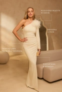 Elegante - asymetryczna sukienka maxi w kolorze ecru z broszką z piór