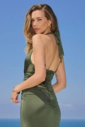 Radmila - sukienka maxi z wiązaniem na szyi w odcieniu butelkowej zieleni