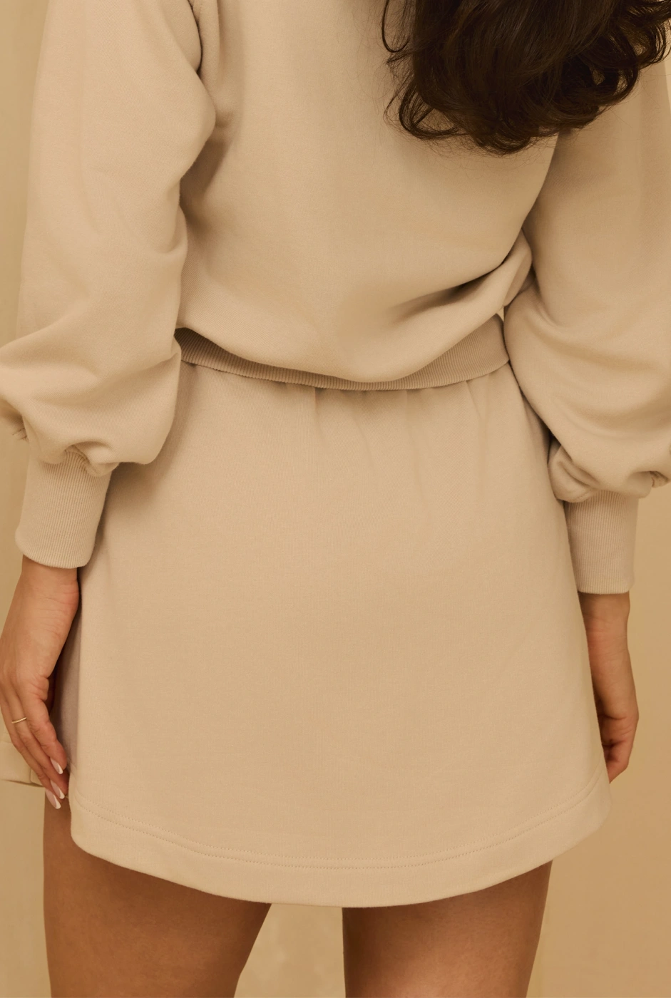 Hanako - Bawełniany Komplet Dresowy z Bluza V-neck i Spódniczką z Wszytymi Spodenkami