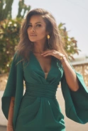 Rafia - Elegancka zielona sukienka midi z dekoltem V i ozdobnymi rękawami