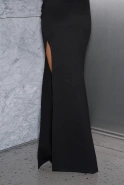 Elegante - czarna asymetryczna sukienka maxi z broszką z piór
