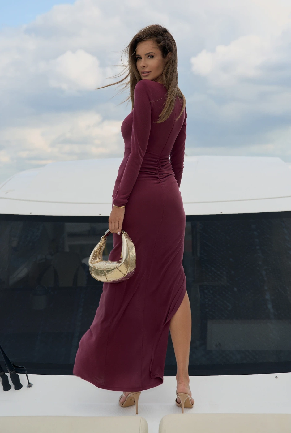 Ximena – burgundowa sukienka maxi z wycięciem i ozdobnym splotem