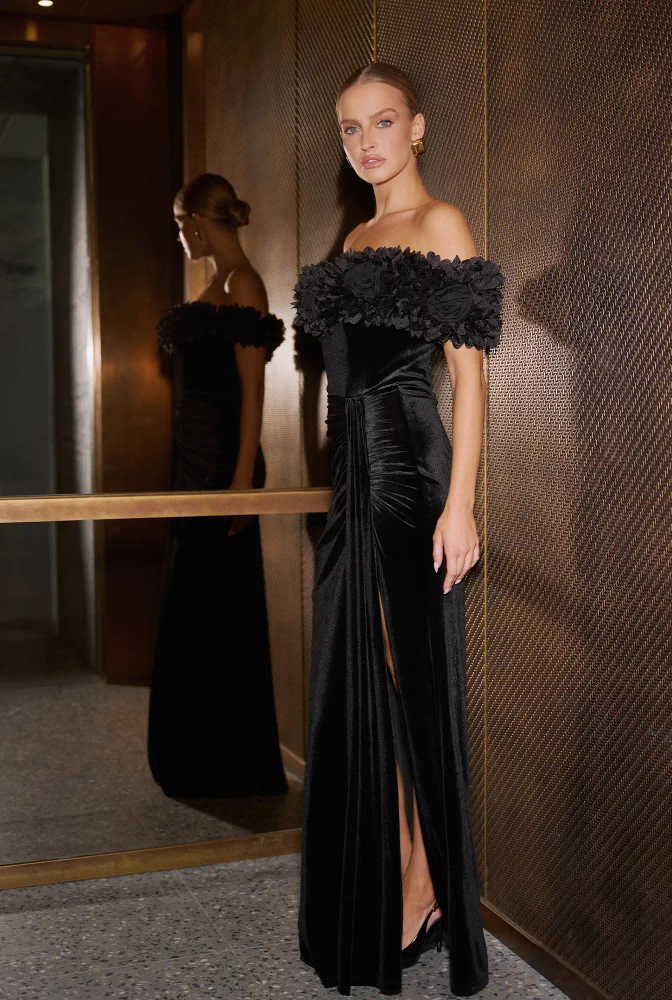 Klaudia - czarna sukienka maxi z kwiatowym zdobieniem