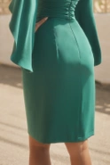 Rafia - Elegancka zielona sukienka midi z dekoltem V i ozdobnymi rękawami