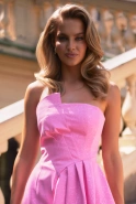 Julietta Różowa - mini sukienka z gorsetową górą i uroczym żabotem