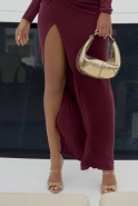 Ximena – burgundowa sukienka maxi z wycięciem i ozdobnym splotem