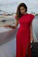 Marisol - czerwona sukienka midi ze stójką i bufkami