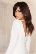 Irelia - elegancka mini sukienka z broszką w odcieniu ecru