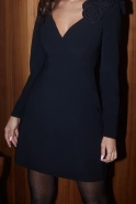 Irelia - elegancka czarna sukienka mini z broszką