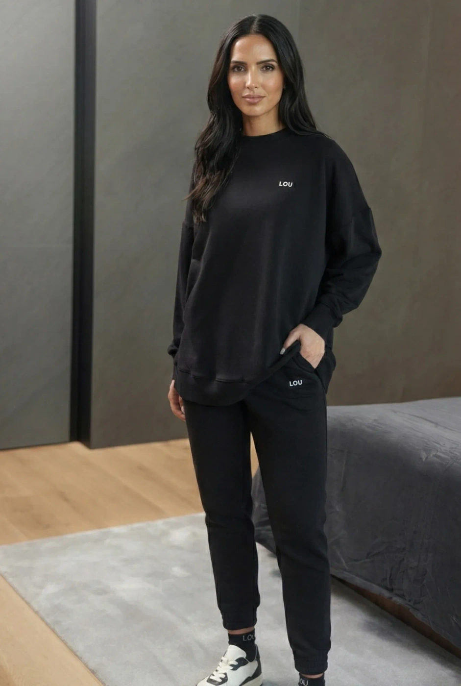 Saura Black - lekka, wygodna czarna bluza z logo