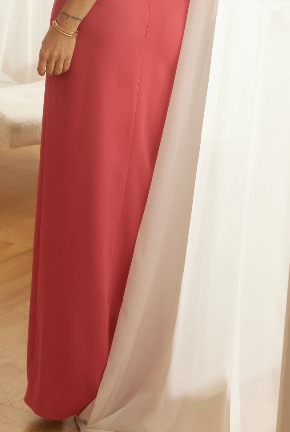 Irmina - Satynowa elegancka suknia w rubinowym kolorze z ozdobnym chokerem