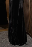 Klaudia - czarna sukienka maxi z kwiatowym zdobieniem