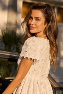 Vanessa – biała sukienka mini z haftowanym wzorem