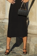 Arzu - Elegancka czarna sukienka z bocznym rozporkiem