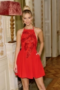Renesme - Elegancka Czerwona Sukienka na Ramiączkach z Odkrytymi Plecami