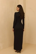 Ariana - Czarna Sukienka Maxi z Ozdobną Klamrą, Poduszkami na Ramionach i Cyrkoniami