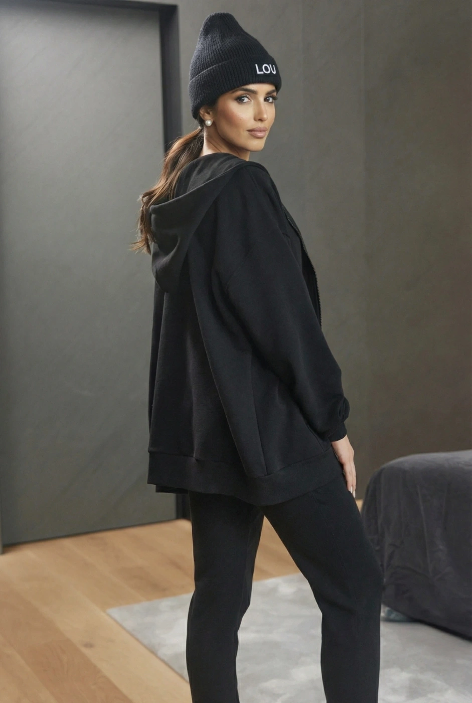 Saura Black Rozpinana - wygodna bluza w kolorze czarnym z zamkiem