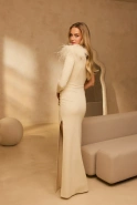 Elegante - asymetryczna sukienka maxi w kolorze ecru z broszką z piór