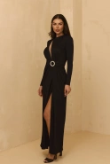 Ariana - Czarna Sukienka Maxi z Ozdobną Klamrą, Poduszkami na Ramionach i Cyrkoniami