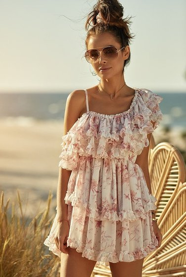 Adora - delikatna, asymetryczna sukienka z logowanej tkaniny „Lou Girls”