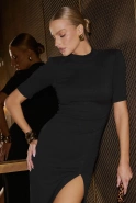 Casandra - czarna sukienka maxi z rozcięciem na nodze
