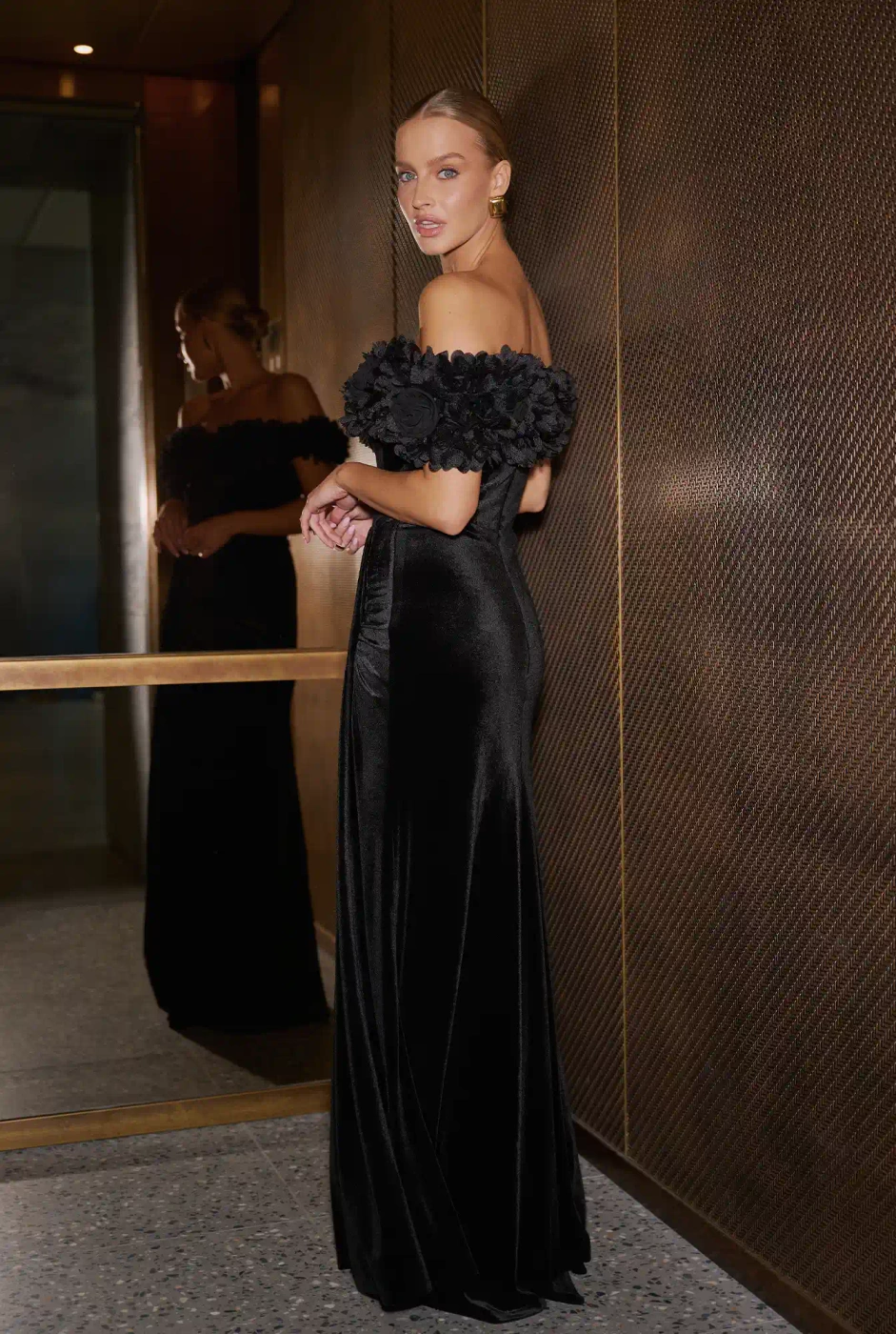 Klaudia - czarna sukienka maxi z kwiatowym zdobieniem