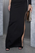 Elegante - czarna asymetryczna sukienka maxi z broszką z piór