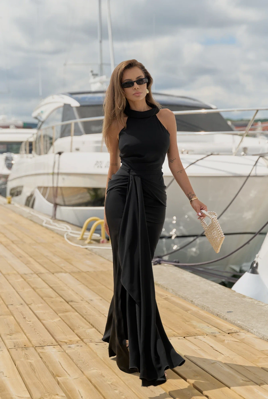 Anora - czarna suknia maxi z trenem i dekoltem halter