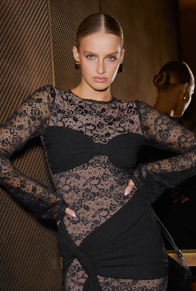 Ignis – czarna koronkowa mini z szarfą na biodrach