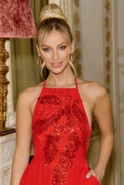 Renesme - Elegancka Czerwona Sukienka na Ramiączkach z Odkrytymi Plecami