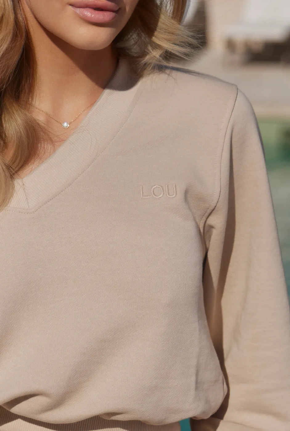 Hanako - Bawełniany Komplet Dresowy z Bluza V-neck i Spódniczką z Wszytymi Spodenkami