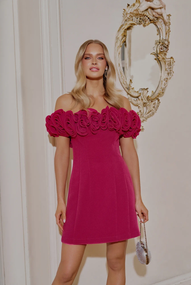 Graft - różowa mini sukienka z kwiatowym zdobieniem