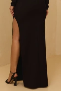Meryl - Czarna elegancja z piórami