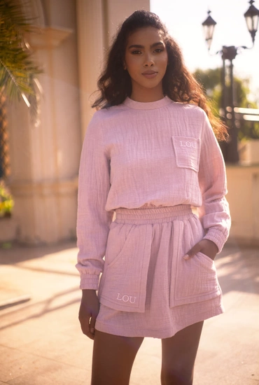 Kama - Różowy komplet dresowy z mini spódniczką i haftami