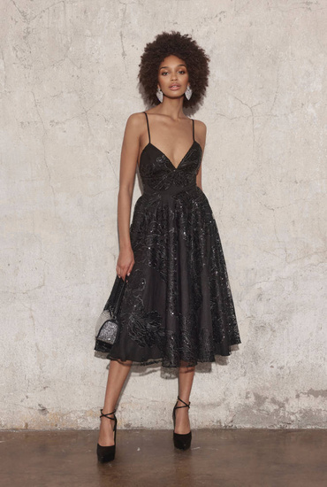 Lynn - urokliwa koronka w formie midi